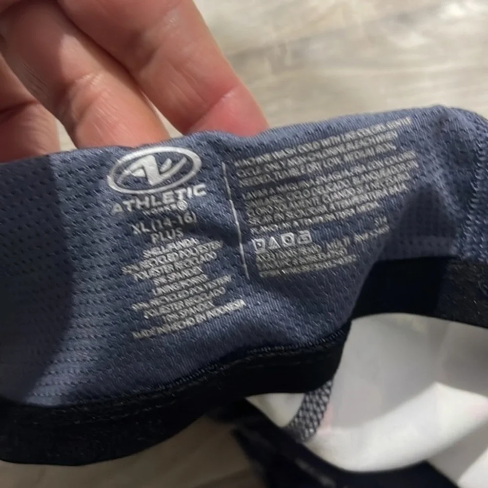 Bundle 3 athletic shorts‎ and 2 athletic tops